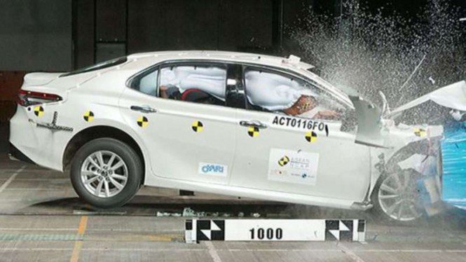 Hasil Uji Tabrak Toyota Camry Edisi Terbaru